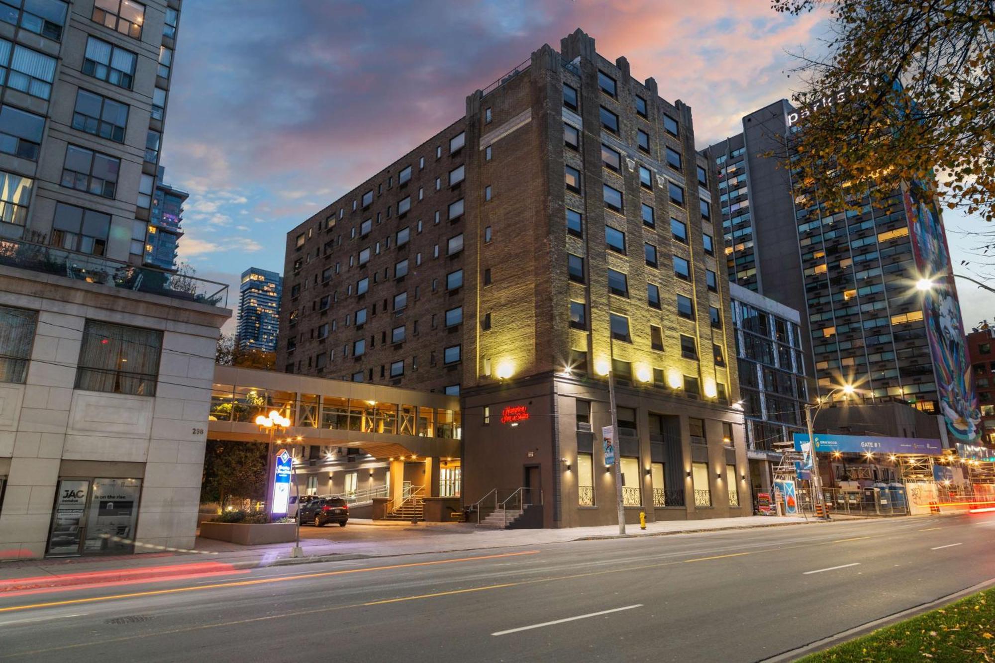 Hampton Inn & Suites By Hilton Toronto Downtown Exterior photo